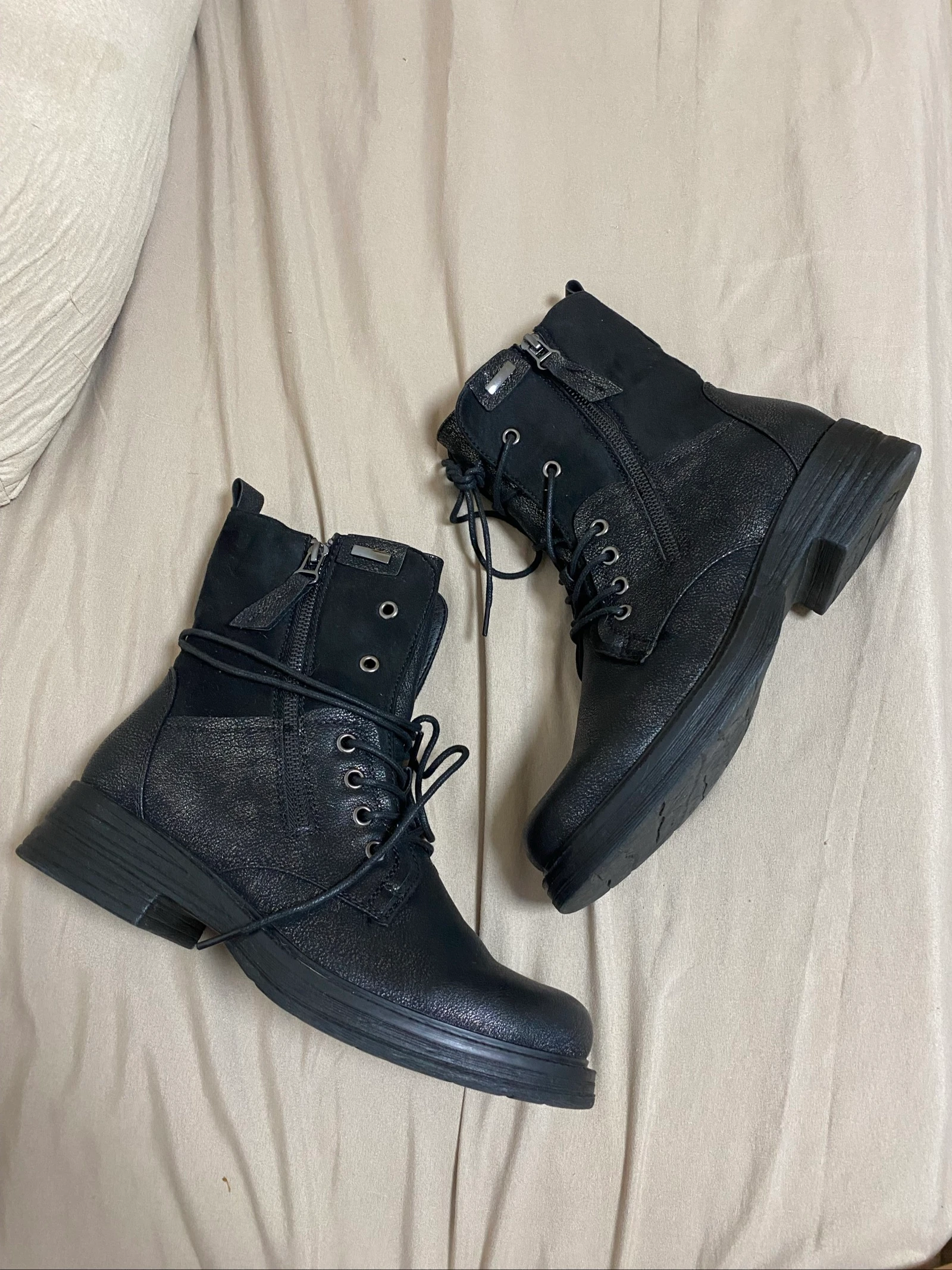 Botines negros brillo 